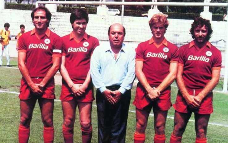 Da sinistra: Ciccio Graziani, Ancelotti, Lino Banfi, Odoacre Chierico e Roberto Pruzzo nella commedia "L'Allenatore nel pallone" Ancelotti nell'Allenatore nel pallone