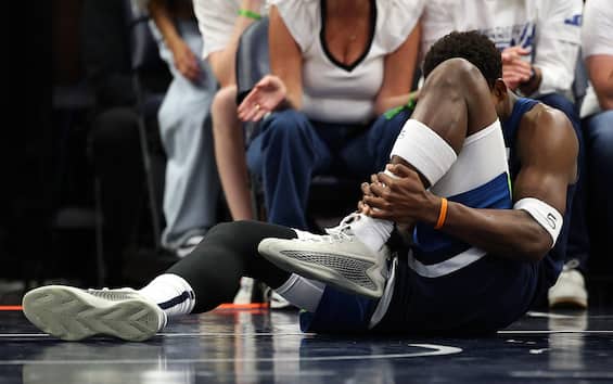 https://static.sky.it/editorialimages/fb926ae33eab3a1eb58a9d310698123b5a99e45e/skysport/it/nba/2025/05/09/nba-risultati-notte-9-maggio-playoff-minnesota-golden-state/anthony_edwards_getty_minnesota_timberwolves.jpg?im=Resize,width=565