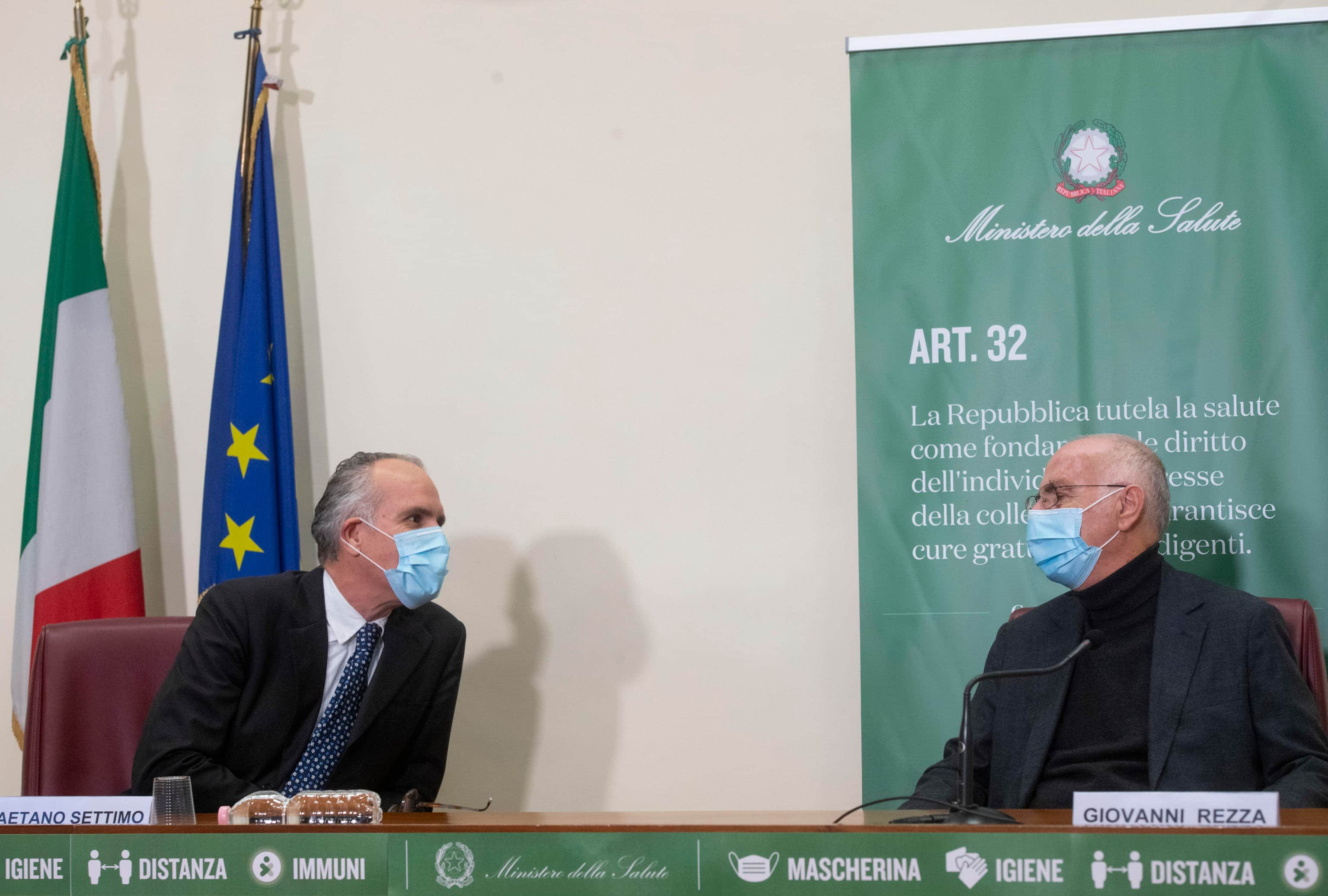 Il ricercatore e coordinatore del Gruppo di Studio Nazionale sull'Inquinamento Indoor dell'Istituto Superiore di Sanita', Gaetano Settimo (s) e il direttore Generale della Prevenzione presso il Ministero della Salute, Giovanni Rezza, durante la conferenza stampa sull'analisi della situazione epidemiologica presso il Ministero della Salute a Roma, 8 dicembre 2020. ANSA/CLAUDIO PERI