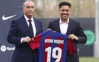 epa11058485 FC Barcelona's first vice-president Rafael Yuste (L) and Brazilian soccer player Vitor Roque (R) pose for photographs during his presentation as new player of FC Barcelona in Barcelona, Spain, 05 January 2024.  EPA/Quique Garcia