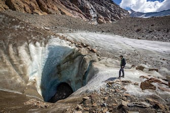 Spedizione Greenpeace e CGI su Ghiacciaio dei Forni: «Entro 2060 fino all'80% dei ghiacciai alpini rischia di scomparire, aggravando la siccità.
ANSA/GREENPEACE +++ ANSA PROVIDES ACCESS TO THIS HANDOUT PHOTO TO BE USED SOLELY TO ILLUSTRATE NEWS REPORTING OR COMMENTARY ON THE FACTS OR EVENTS DEPICTED IN THIS IMAGE; NO ARCHIVING; NO LICENSING +++ NPK