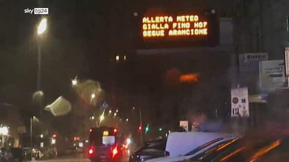 Maltempo, allerta arancione in Italia: il temporale a Genova