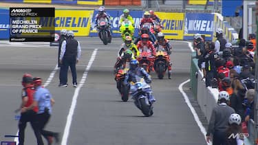 13 piloti rientrano ai box per prendere la moto con gomme slick