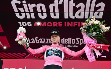 Norvegian rider Andreas Leknessund of Team Dsm celebrates on the podium wearing the overall leader's pink jersey after winning the fourth stage of the 2023 Giro d'Italia cycling race over 175 km from Venosa to Lago Laceno, Italy, 09 May 2023. ANSA/LUCA ZENNARO