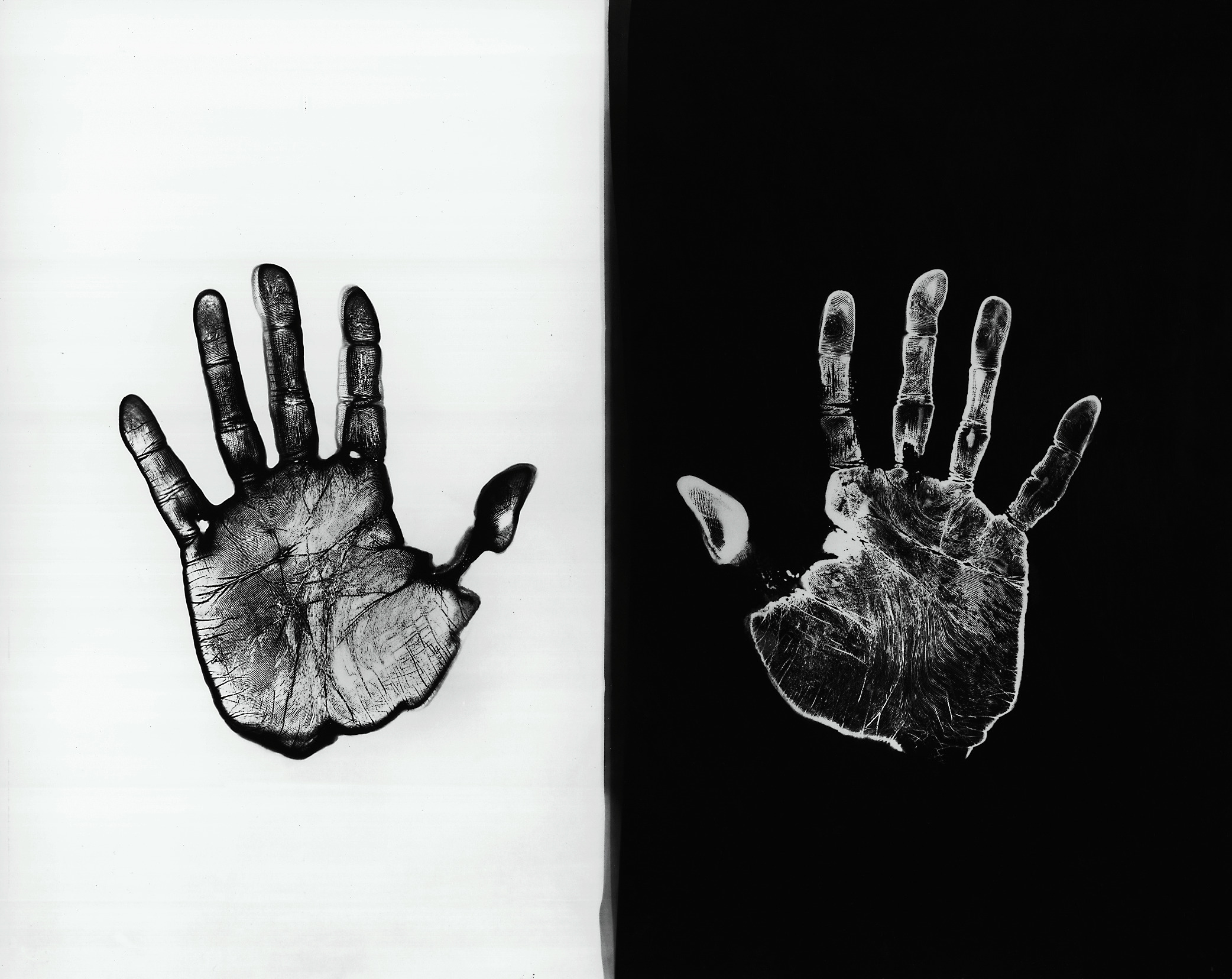 11._Ugo_Mulas_Il_laboratorio_Una_mano_sviluppa_l’altra_fissa_A_Sir_John_Frederick_William_Herschel_1970_-_1972_©_Eredi_Ugo_Mulas_Tutti_i_diritti_riservati_Courtesy.jpg
