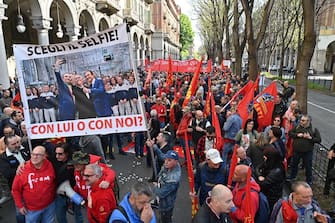 Migliaia in piazza a Torino per chiedere il rilancio dell'automotive e di Mirafiori, 12 aprile 2024. ANSA/ ALESSANDRO DI MARCO