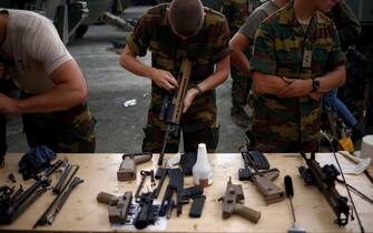 epa10012345 Belgian troops clean firearms at Mihail Kogalniceanu Air Base, near the city of Constanta, Romania, 14 June 2022.  EPA/YOAN VALAT / POOL