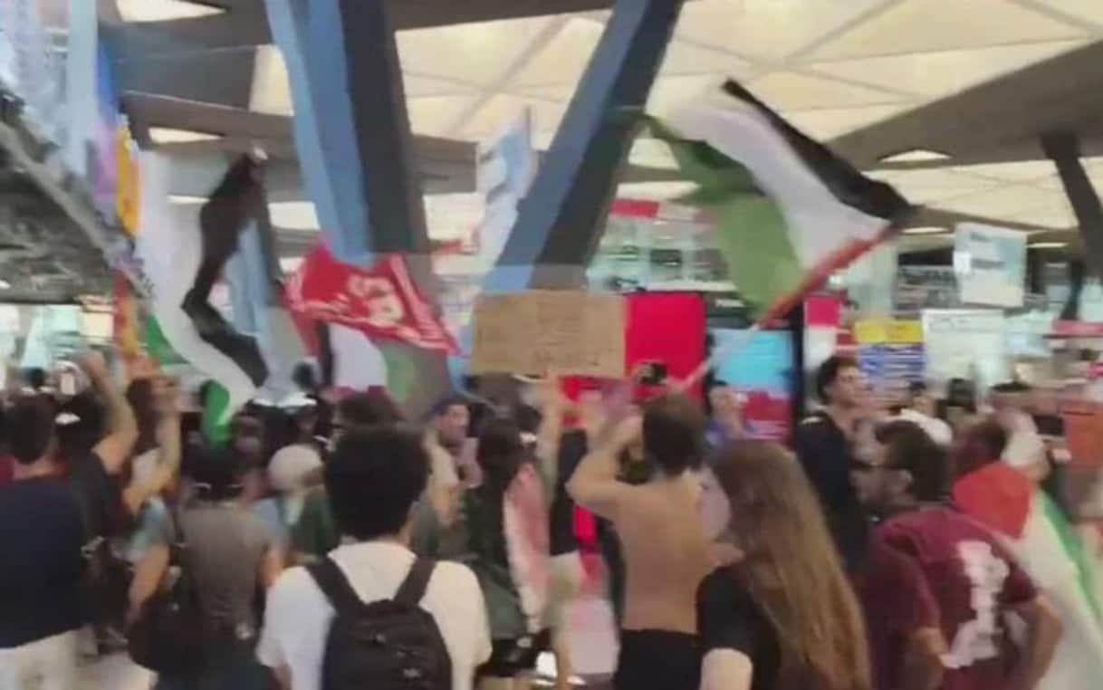 Attivisti Pro Palestina occupano la stazione Centrale a Napoli, treni bloccati