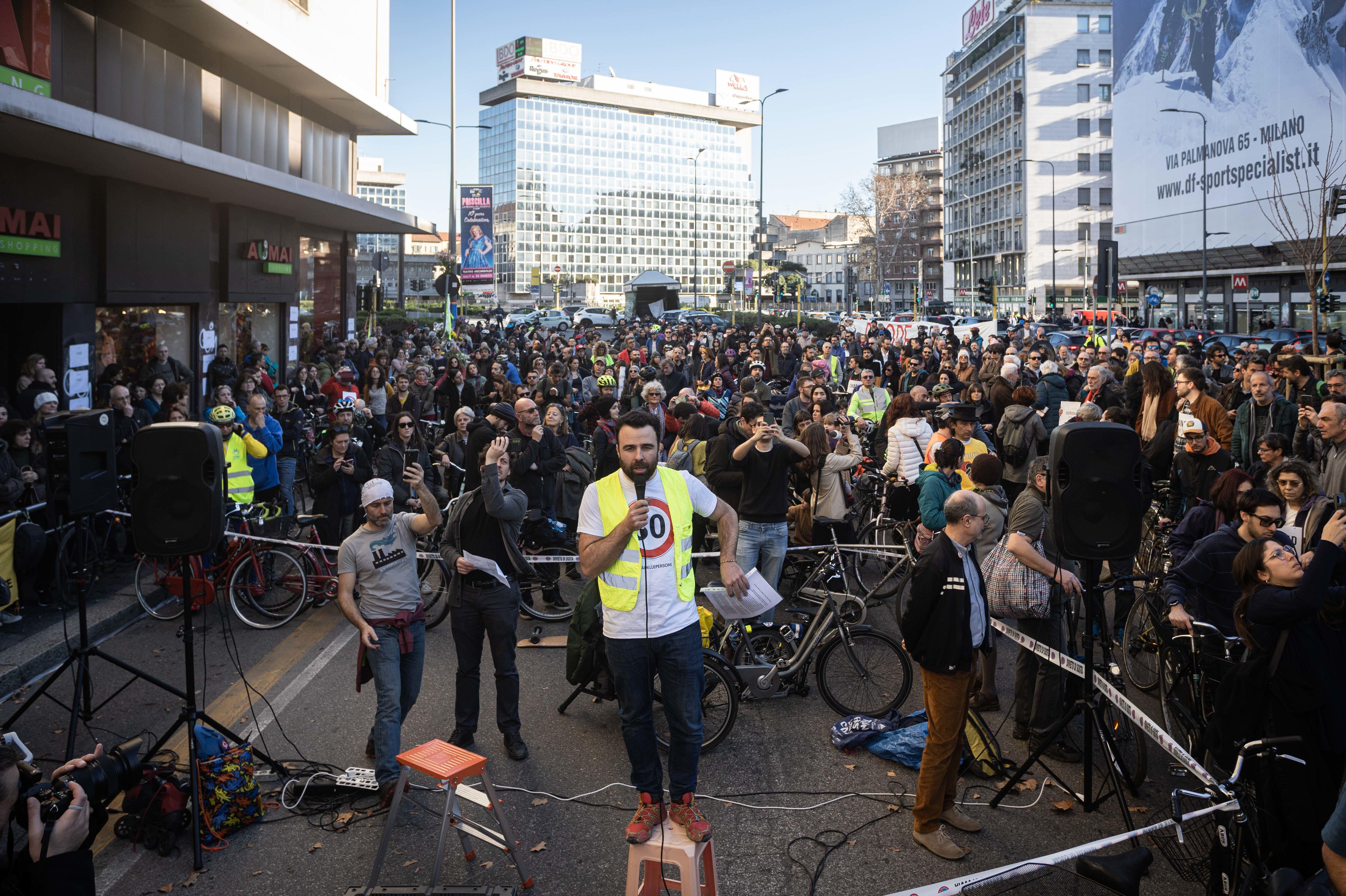 MILANO - P.le Loreto ore 15:00 Manifestazione "basta morti in strada" per la sicurezza di ciclisti nelle strade di Milano (Milano - 2023-02-04, Stefano De Grandis) p.s. la foto e' utilizzabile nel rispetto del contesto in cui e' stata scattata, e senza intento diffamatorio del decoro delle persone rappresentate