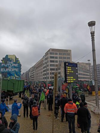 Gli idranti della polizia sono entrati in azione per spegnere i roghi accesi con dei copertoni dagli agricoltori che protestano a Bruxelles contro la politica agricola Ue, 26 febbraio 2024. I mezzi della polizia sono entrati in azione a poche decine di metri dalle sedi della Commissione europea e del Consiglio.
ANSA/ ALESSANDRA BRIGANTI