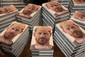 epa10397747 Prince Harry's new book 'SPARE' is displayed at a book shop in London, Britain, 10 January 2023. Prince Harry's controversial new memoir SPARE goes on sale across the UK on 10 January.  EPA/ANDY RAIN