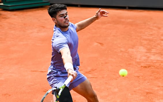 https://static.sky.it/editorialimages/fc03aa72b092d1911c6ea3ea88bea42bb60359b1/skysport/it/tennis/2025/05/09/internazionali-italia-roma-risultati-oggi-9-maggio/alcaraz-ipa.jpg?im=Resize,width=565