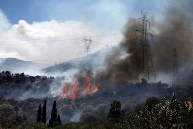 Portogallo, grave incendio in una zona boschiva alle porte di Lisbona