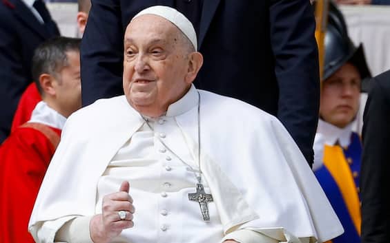 via crucis al colosseo papa francesco ha preparato le meditazioni