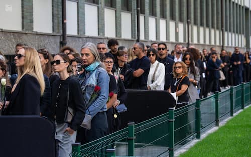 Persone all'esterno della Camera ardente di Giorgio Armani, in via Bergognone, Milano, 6 settembre 2025. //
People wait to to pay his respects to late Italian fashion designer Giorgio Armani at his funeral chapel in Milan, northern Italy, 06 September 2025. The atelier houses the designer's funeral chapel. Armani has died at the age 91 on 04 September 2025. ANSA/ DAVIDE CANELLA