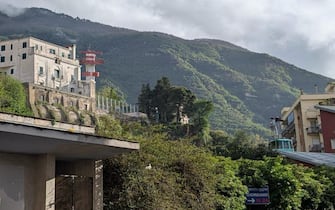 La cabina della funivia  rimasta bloccata a monte dell'impianto in seguito al guasto di questo pomeriggio, 17 aprile 2025.
ANSA/CESARE ABBATE