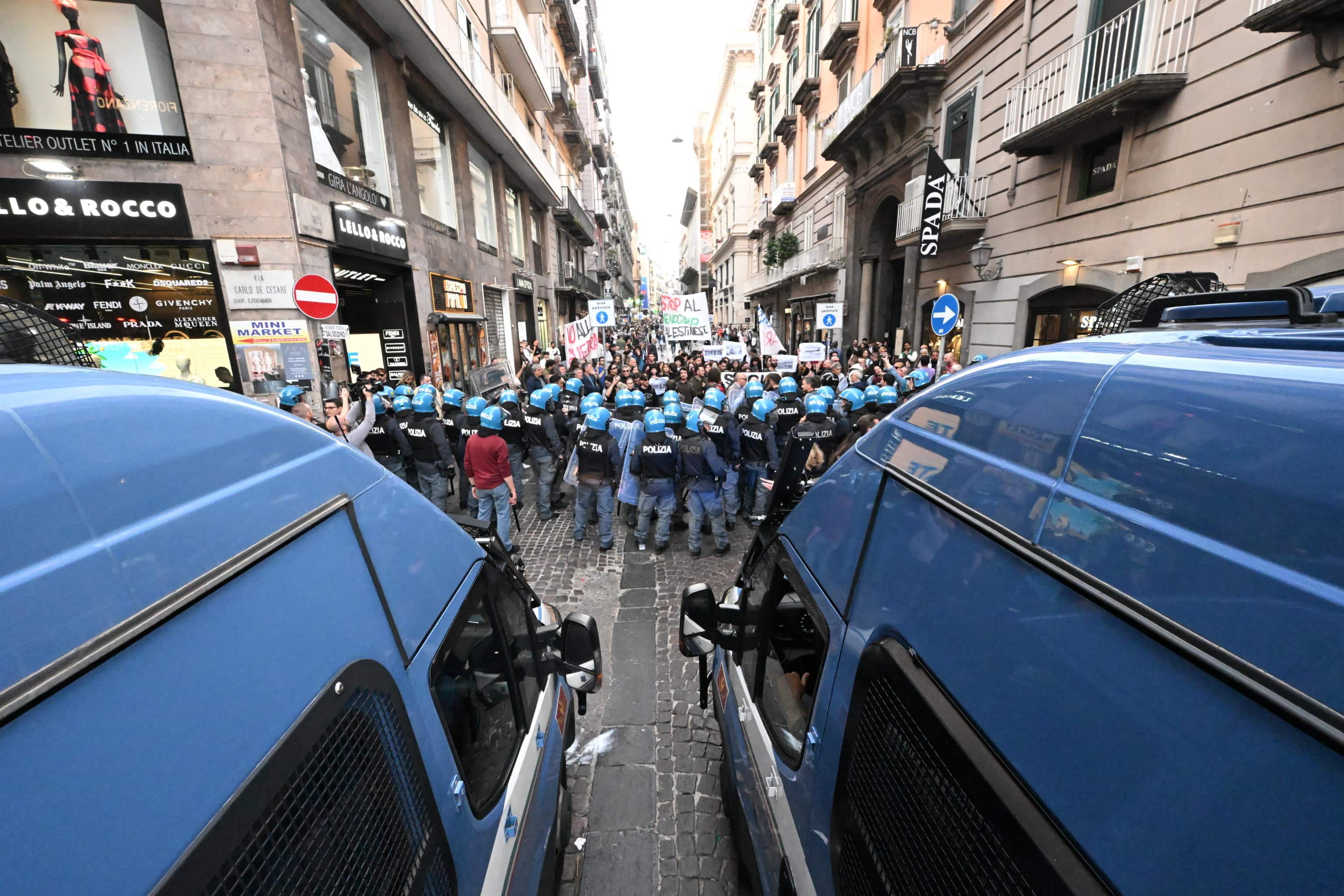 Scontri tra manifestanti e agenti di Polizia in assetto antisommossa a Napoli, 08 aprile 2024. I giovani manifestanti hanno provato a oltrepassare il cordone di sicurezza per arrivare al teatro San Carlo, con l'obiettivo di contestare il concerto in programma per i 75 anni della Nato.
/////
Clashes between demonstrators and police officers in riot gear in Naples, Italy, 08 April 2024. Demonstrators tried to cross the security cordon to get to the San Carlo theatre, with the aim of contesting the concert scheduled for the 75th anniversary of the NATO.
ANSA/CIRO FUSCO