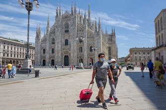 Milano. Primi turisti in centro cittÃ  dopo la chiusura per l'emergenza sanitaria Coronavirus, nella foto piazza Duomo (Carlo Cozzoli/Fotogramma, Milano - 2020-06-20) p.s. la foto e' utilizzabile nel rispetto del contesto in cui e' stata scattata, e senza intento diffamatorio del decoro delle persone rappresentate