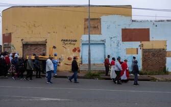 Venerdì Santo in Sudafrica epa12038325 Members of the congregation of the St. Francis Xavier Martindale Church ca rry a cross as they walk the streets of the Westburg suburb marking Good Friday in Johannesburg, South Africa, 18 April 2025. Father PJ Cassidy and his congregation walked the streets of Westburg on Good Friday, praying for peace and sharing God s word in a suburb gripped by drugs, violence, and poverty. EPA/KIM LUDBROOK