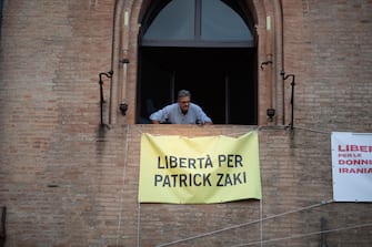 Patrick Zaki, the Egyptian activist, graduated from the University of Bologna, in Piazza Maggiore, at the party for his return, Bologna, 30 July 2023. "I thank the whole city, which allowed my liberation. This is a city of freedom and human rights. I am happy to be here in person, finally, after years of online calls," he said.    ANSA / MAX CAVALLARI