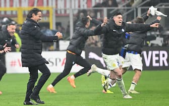 Inter's coach Simone Inzaghi (L) celebrates at the end of the Italian Serie A soccer match between Ac Milan and Inter Milan at the Giuseppe Meazza stadium in Milan, Italy, 22 April 2024. ANSA/DANIEL DAL ZENNARO
