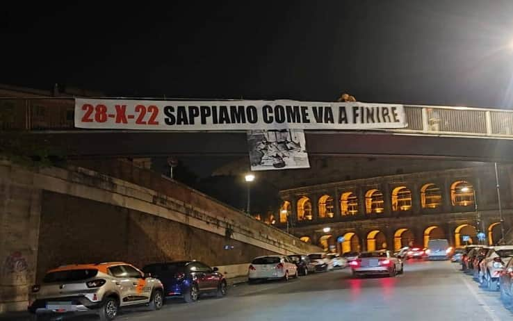 Due striscioni, pro e contro la Marcia su Roma, sono comparsi questa sera su un ponte a due passi dal Colosseo, proprio alla vigilia del centenario della ricorrenza storica del 1922. Nel primo compare la scritta "28-X-2022 sappiamo come va a finire" con la foto di Benito Mussolini capovolta, a ricordare i fatti di piazzale Loreto.
ANSA/ALANEWS