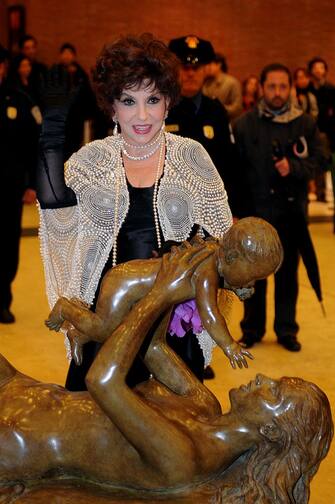 ITALY - OCTOBER 31:  Italian actress Gina Lollobrigida;in front of one of her sculptures; received the Marco Aurelio award for career achievement. 3rd Rome Film Festival : Closing ceremony in Rome; Italy on October 31; 2008.  (Photo by Eric VANDEVILLE/Gamma-Rapho via Getty Images)