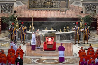 ITALY - 2025/4/23 Pope Francis' coffin is transferred to St P