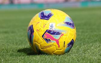 Foto Alessandro Garofalo/LaPresse 22 ottobre 2023 Salerno, Italia sport calcio Salernitana vs Cagliari 
 - Campionato di calcio Serie A Tim 2023/2024 - Stadio Arechi. Nella foto: PUMA Orbita Il pallone ufficiale lega Serie A 

  
October  22  2023 Salernitana vs Cagliari - Italian Football Championship League league  A  2023/2024 - Arechi stadium. In the pic: PUMA Orbita The official Serie A league ball