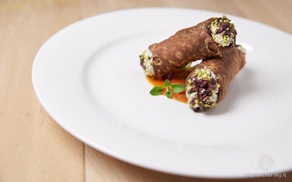 Cannolo salato con coulis di pomodori