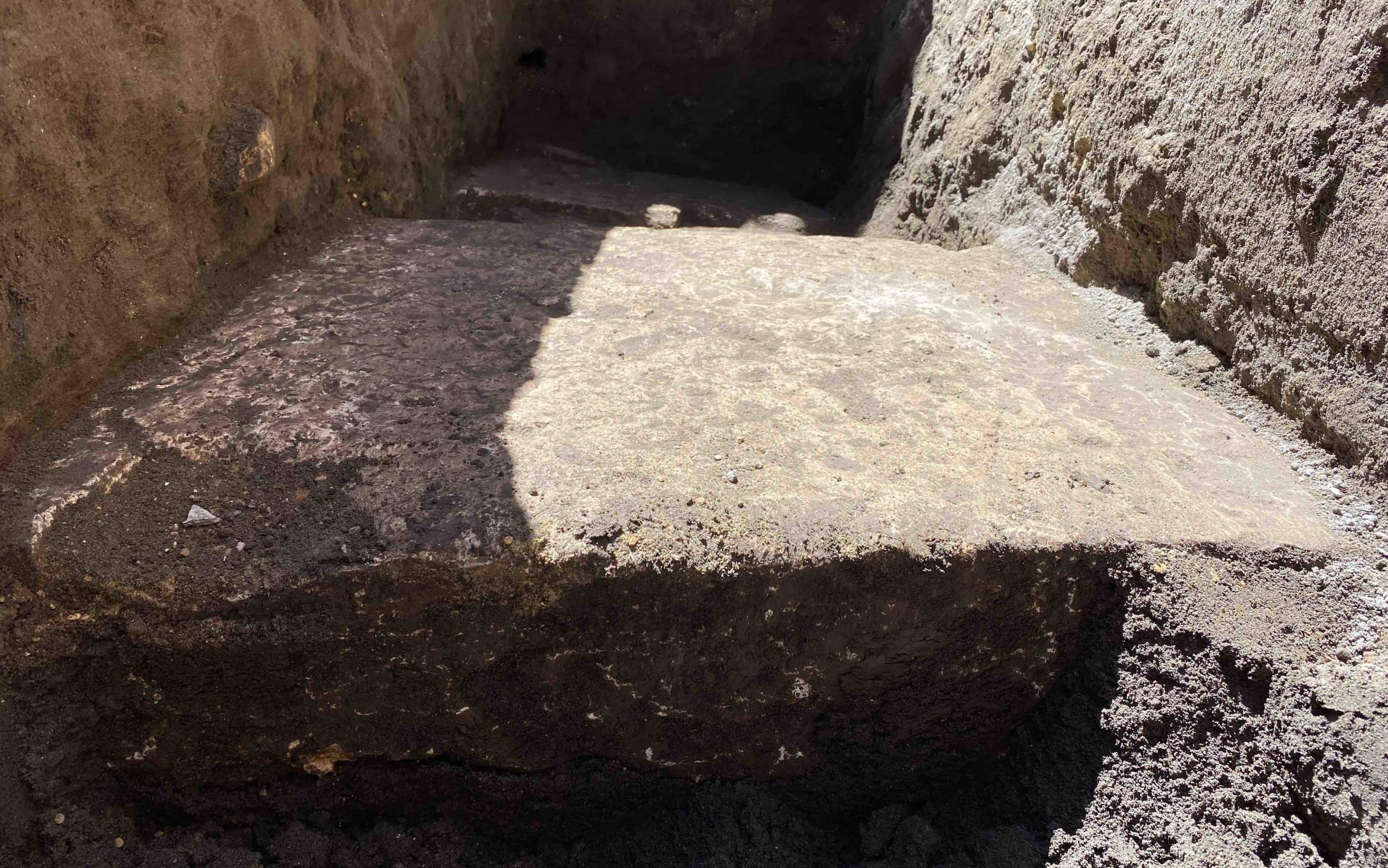 Il Pantheon continua a rivelare antiche meraviglie rimaste nascoste: le indagini archeologiche seguite all'apertura di una buca in Piazza della Rotonda hanno riportato alla luce l'antica pavimentazione di epoca imperiale. Le sette lastre di travertino, che si trovano a una quota di circa 2,30 / 2,70 metri sotto il piano stradale con dimensioni di circa 80 per 90 centimetri per uno spessore di 30 centimetri, sono state ritrovate una prima volta negli anni '90 del secolo scorso in occasione della costruzione di una galleria di sottoservizi, e lo scavo venne rilevato e documentato. In epoca imperiale la piazza era molto più grande della attuale e si apriva di fronte al Pantheon, il tempio dedicato a tutti gli dei fatto costruire da Agrippa tra il 27 e il 25 avanti Cristo. L'area è stata interamente ristrutturata nel II secolo dopo Cristo dall'imperatore Adriano, e anche la piazza venne rialzata e nuovamente pavimentata. Le quote cui si trovano le lastre, oggi rimesse in luce, appaiono pertinenti alla fase adrianea del complesso. Il cantiere in un primo momento in capo al I Municipio, consegnato poi ad Acea continuerà nei prossimi giorni per il ripristino idrico e con ulteriori indagini archeologiche della Soprintendenza Speciale di Roma in collaborazione con la Sovrintendenza Capitolina ai Beni Culturali. ANSA/UFFICIO STAMPA ++ NO SALES, EDITORIAL USE ONLY ++