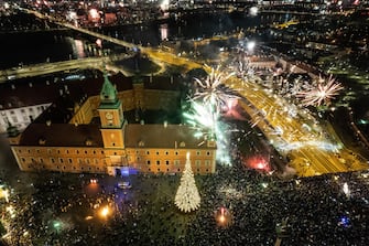 epa10384583 Residents of the capital and tourists celebrate the arrival of the New Year at Zamkowy Square in Warsaw, Poland, 01 January 2023.  EPA/Rafal Guz POLAND OUT