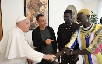 Papa Francesco riceve il regista Matteo Garrone e gli attori del film "Io Capitano", Città del Vaticano, 14 Settembre 2023. ANSA/US VATICAN MEDIA