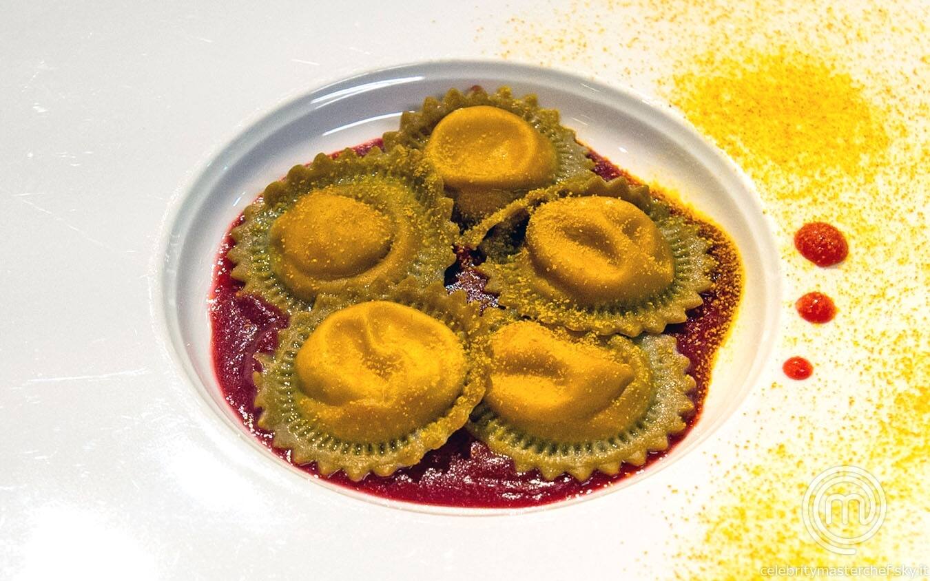 Ravioli di Bagòss, cioccolato, crema di rapa rossa e coulis di lamponi