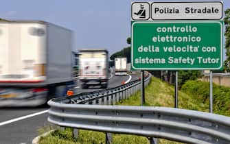 Uno dei sistemi 'Tutor' di controllo velocita' riattivati oggi nella tratta A30  Caserta-Salerno,  27 luglio 2018
ANSA / CIRO FUSCO
