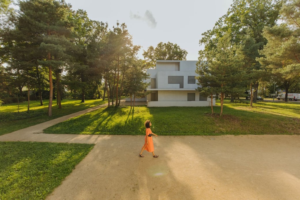 Dessau, Woman walks in front of the master house by Bauhaus architect Walter Gropius © GNTB, Julia Nimke