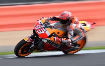 Silverstone, pole di Marquez davanti a Rossi