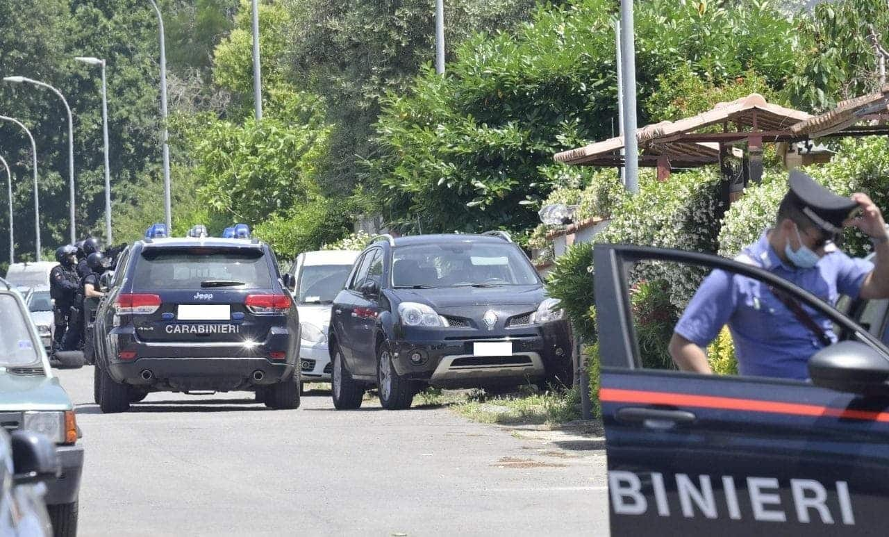 Le forze dell'ordine fuori dalla villetta dove si è barricato il 35enne