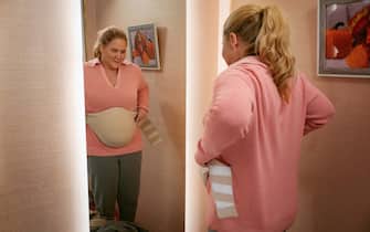Kinda Pregnant. Amy Schumer as Lainy in Kinda Pregnant. Cr. Spencer Pazer/Netflix © 2024.