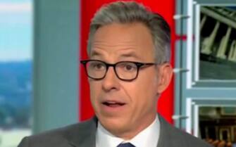Uno dei conduttori della Cnn, Jake Tapper, ha commentato in diretta - con un sorpreso “aspetta, aspetta, cosa?” - la notizia che Donald Trump ha dichiarato “215 pounds” come peso, equivalente a 97 chili, dieci in meno del suo peso abituale