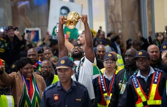 epa10950286 Springbok rugby team captain Siya Kolisi poses with the William Webb Ellis Cup upon the team's arrival in the country after winning the 2023 Rugby World Cup, in Johannesburg, South Africa, 31 October 2023. The Springboks won back to back Rugby World Cups and are the only team to have won four titles. They will embark on a trophy tour around the country starting 02 November.  EPA/KIM LUDBROOK