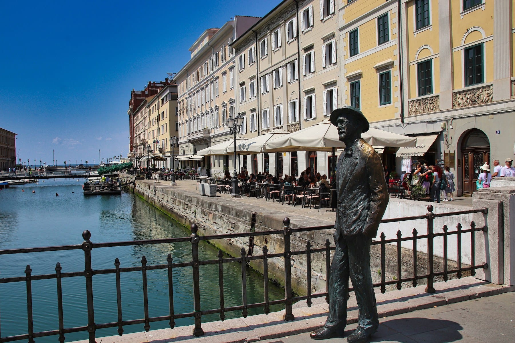 Trieste._Foto_di_Alain_ROUILLER_su_Unsplash.jpg