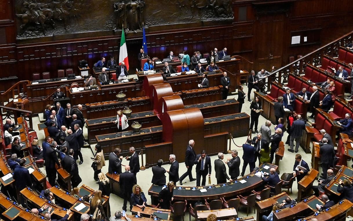 istituzioni fiducia in calo nel 2024 i partiti all ultimo posto i dati istat
