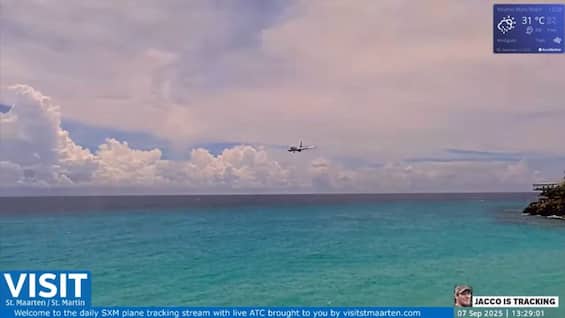 aereo effettua un atterraggio di fortuna a sint maarten