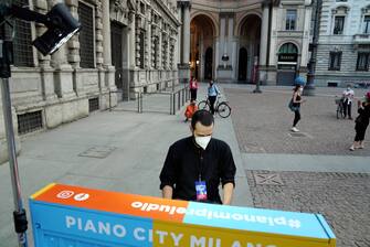 Piano City Milano, musicista suona il pianoforte sul Riscio'