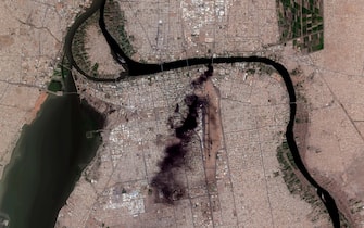 epa10576101 A handout satellite image made available by Maxar Technologies shows smoke billowing over Khartoum, Sudan, 16 April 2023. Heavy gunfire and explosions were reported in Sudan's capital Khartoum on 15 April between the army and a paramilitary group following days of tension centering around the country's proposed transition to civilian rule.  EPA/MAXAR TECHNOLOGIES HANDOUT -- MANDATORY CREDIT: SATELLITE IMAGE 2023 MAXAR TECHNOLOGIES -- THE WATERMARK MAY NOT BE REMOVED/CROPPED -- HANDOUT EDITORIAL USE ONLY/NO SALES