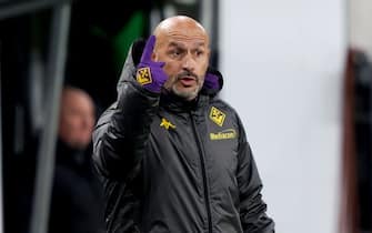 BUDAPEST, HUNGARY - DECEMBER 14: Vincenzo Italiano, Head Coach of ACF Fiorentina reacts during the UEFA Europa Conference League match between Ferencvarosi TC and ACF Fiorentina at Groupama Arena on December 14, 2023 in Budapest, Hungary. (Photo by Laszlo Szirtesi/Getty Images)