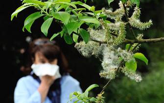 Una donna si soffia il naso