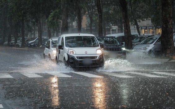 Meteo, in arrivo temporali e calo delle temperature di 10 gradi. Ecco dove