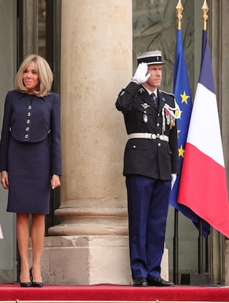 epa10871746 Britain's Queen Camilla (L) and French First Lady Brigitte Macron (R) pose together at the Elysee Palace in Paris, France, 20 September 2023. The visit, initially planned for March and postponed because of unrests in France, leads the king and queen of Great Britain to Paris and Bordeaux and includes a state dinner, official appointments with President Macron and more informal meetings with French and British citizens.  EPA/TERESA SUAREZ